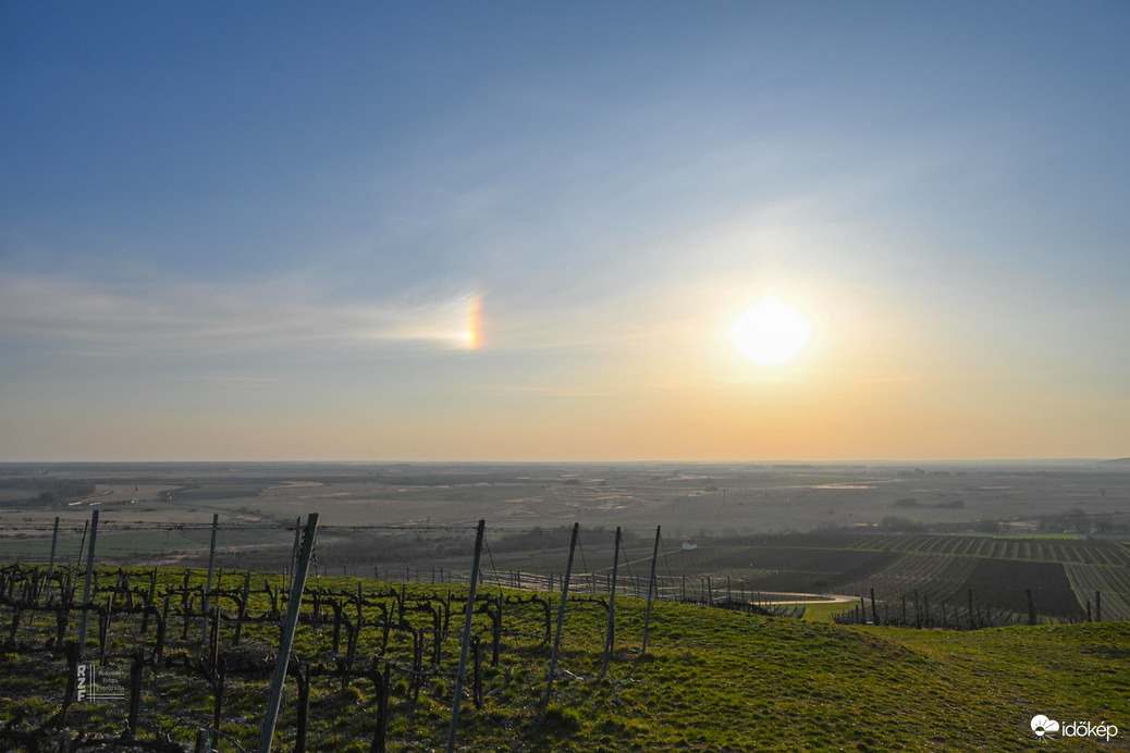 Szivárványos melléknap jelenség a tokaji szőlőtőkék felett a tarcali Szt. Teréz kápolnánál 