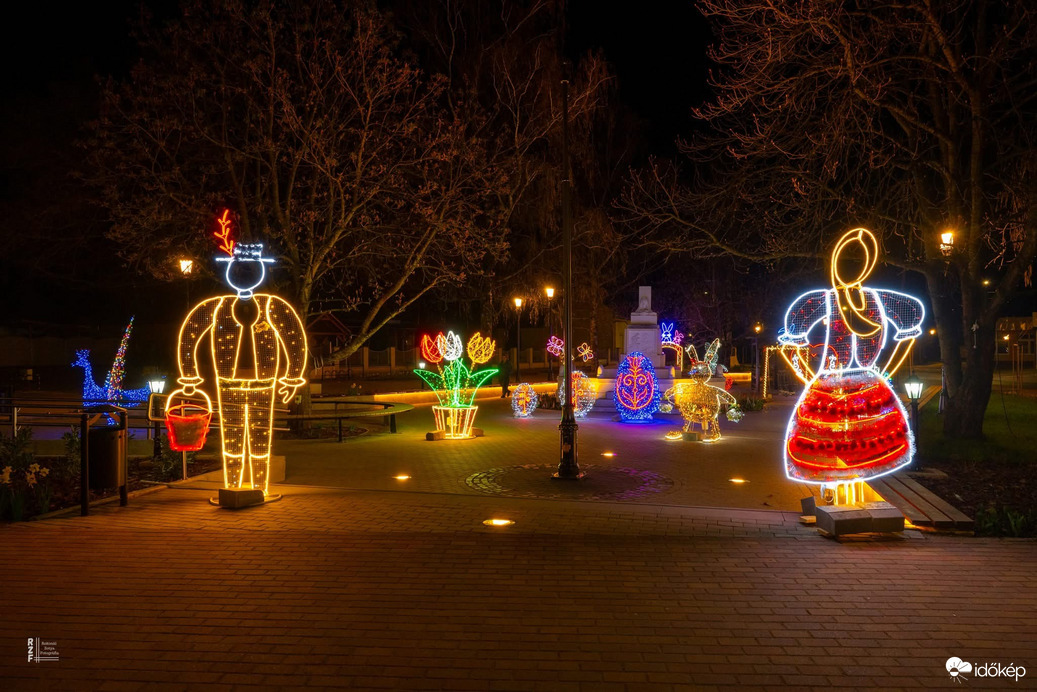 Nem mindennapi látvány van Tiszadada főterén   – ezt látnod kell!