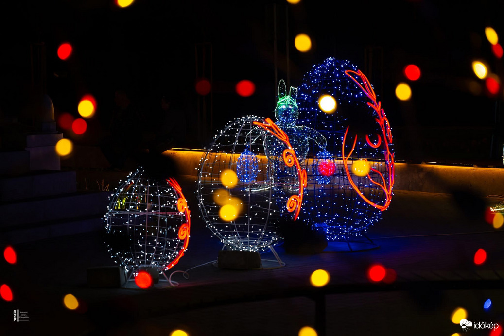 Nem mindennapi látvány van Tiszadada főterén   – ezt látnod kell! 