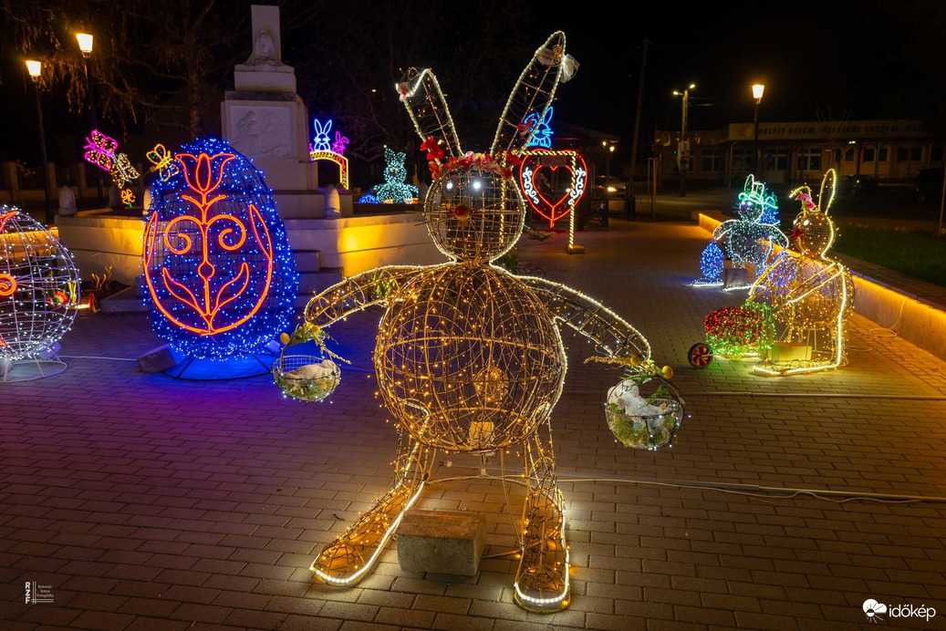 Nem mindennapi látvány van Tiszadada főterén   – ezt látnod kell! 