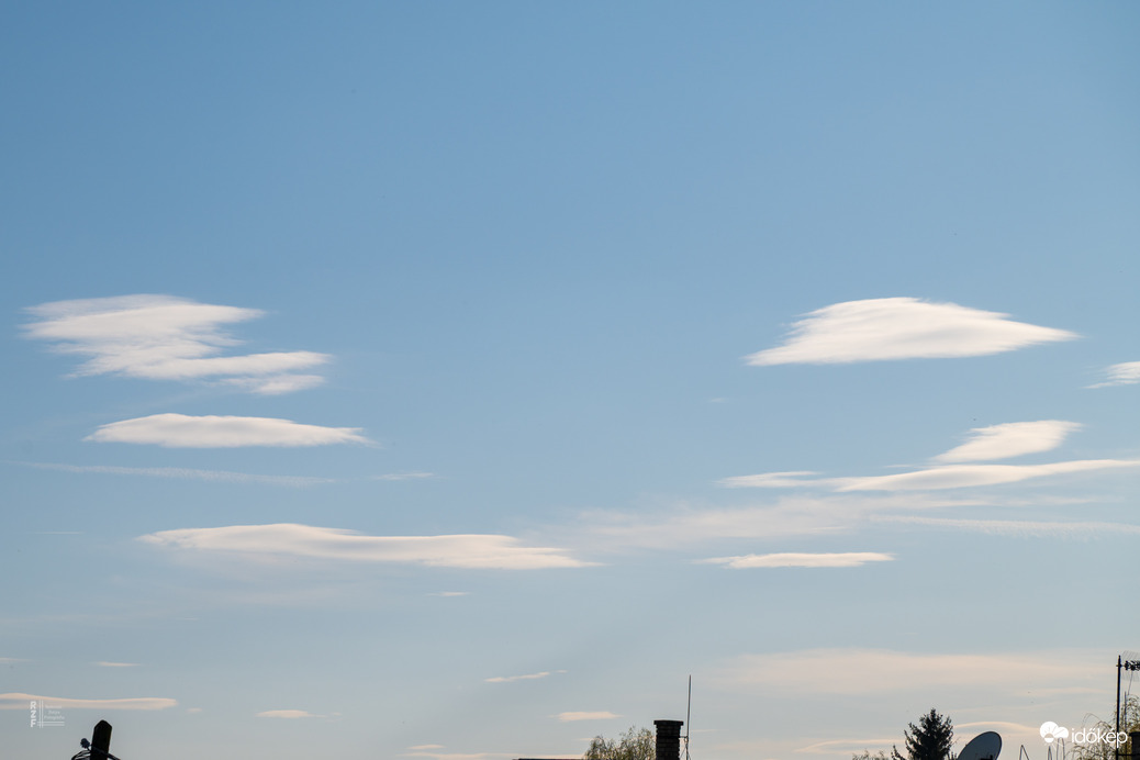 Mosolygó lencsefelhők Tiszalök felett