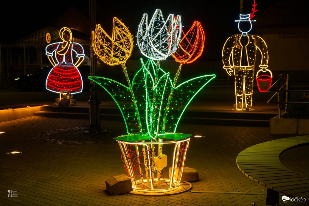 Nem mindennapi látvány van Tiszadada főterén   – ezt látnod kell! 