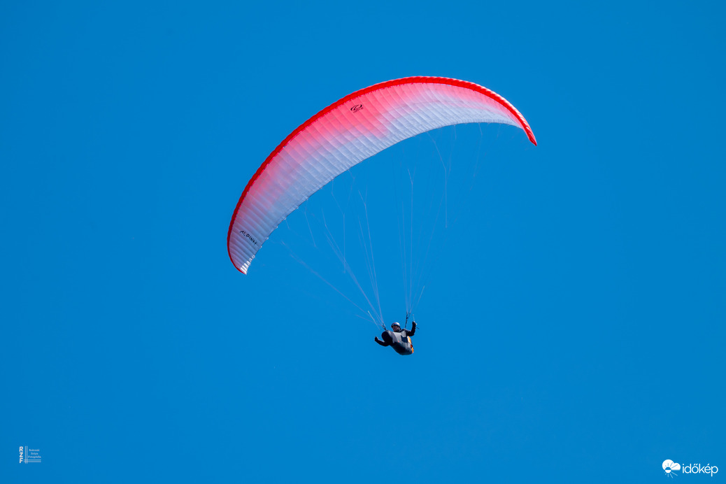 A jő időjárás a siklóernyősöket is kicsalogatta