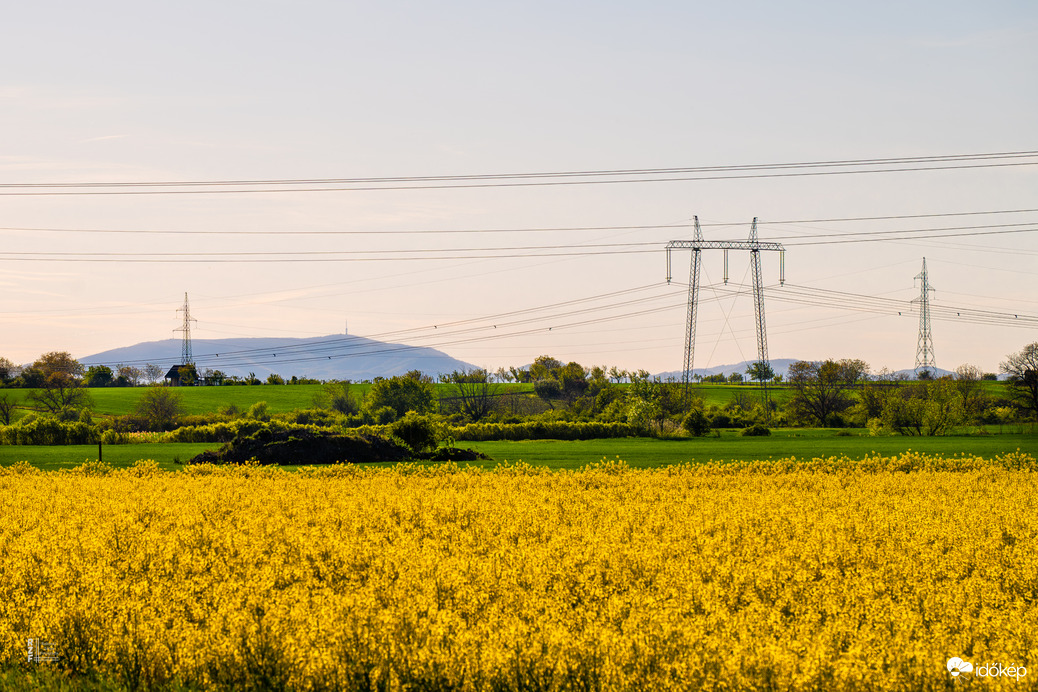 Repcetábla háttérben a Kékestetővel