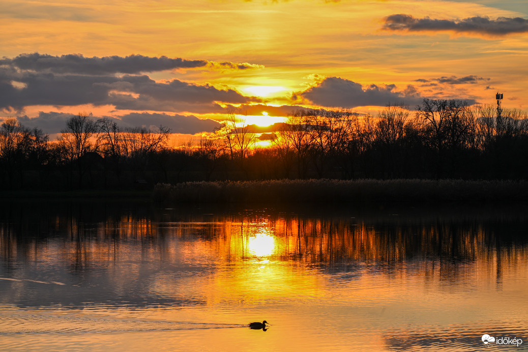 Mai és egy pár nappal ezelőtti naplemente Tiszalökön
