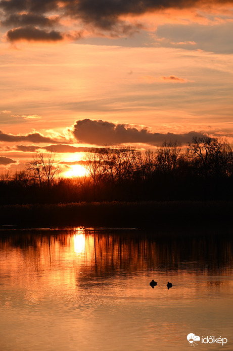Mai és egy pár nappal ezelőtti naplemente Tiszalökön