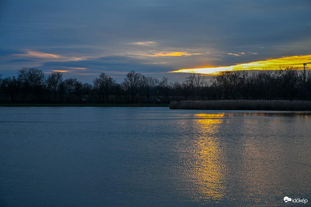 Mai és egy pár nappal ezelőtti naplemente Tiszalökön