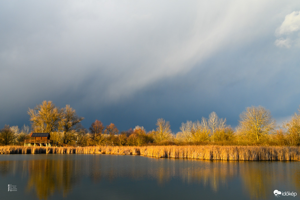 Nyarat idéző távoli záporok Tiszalökről fotózva