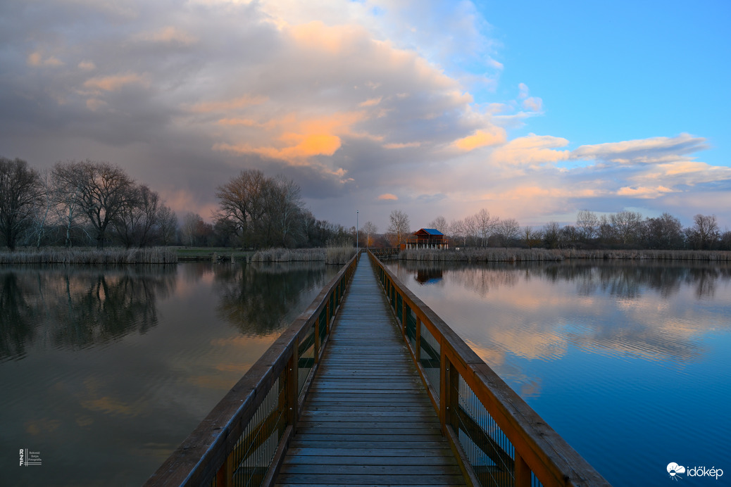 Nyarat idéző távoli záporok Tiszalökről fotózva