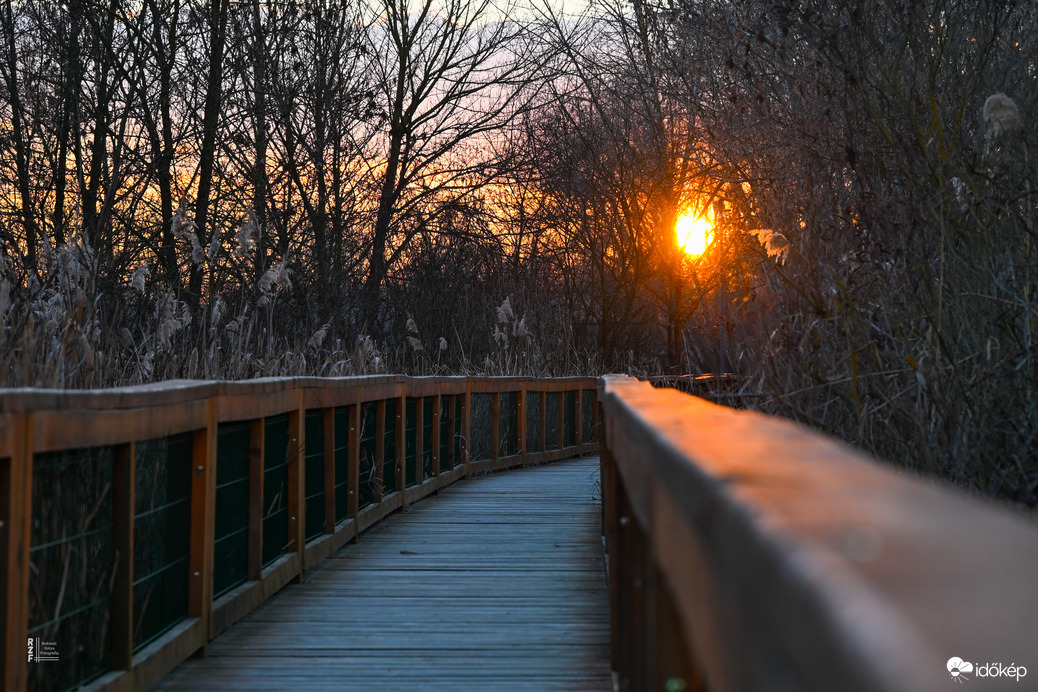 Nyarat idéző távoli záporok Tiszalökről fotózva