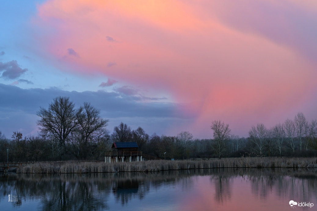 Nyarat idéző távoli záporok Tiszalökről fotózva