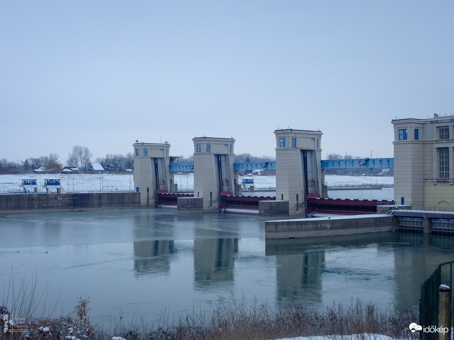 Befagyás alatt a Tisza a Tiszalöki Vízerőműnél