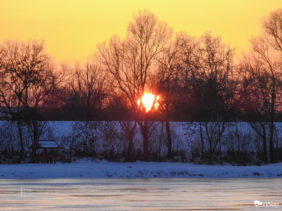 Elbűvölő naplemente a tiszalöki Kis-Tisza holtágnál