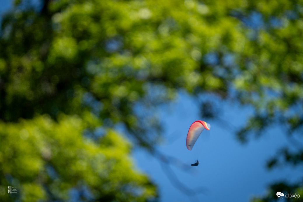 A jő időjárás a siklóernyősöket is kicsalogatta