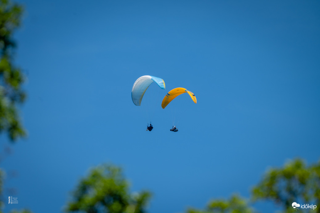 A jő időjárás a siklóernyősöket is kicsalogatta