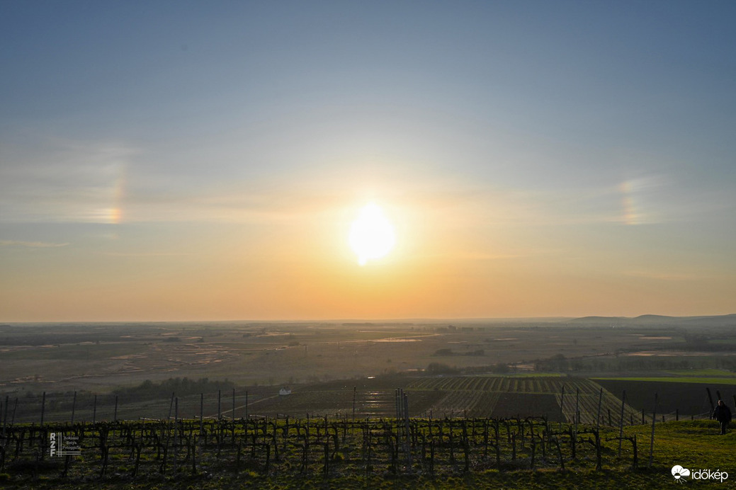 Szivárványos melléknap jelenség a tokaji szőlőtőkék felett a tarcali Szt. Teréz kápolnánál 