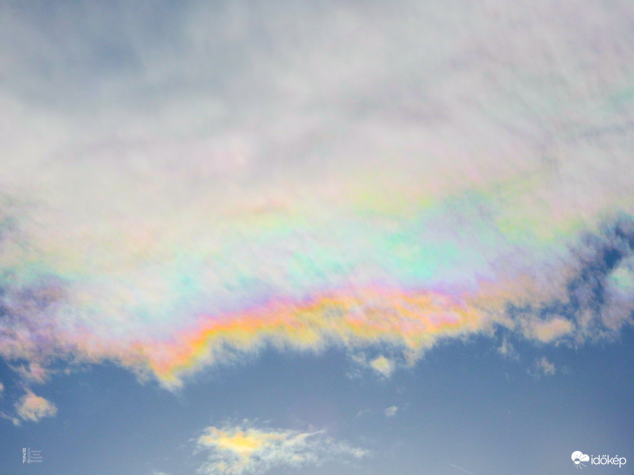 Még néhány további irizáló felhő pár perccel korábban Tiszalökről