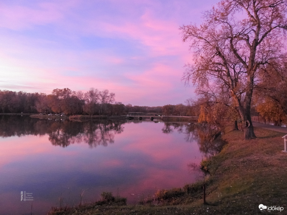 Halloweeni színes naplemente alkalomhoz illően Tiszalökön 