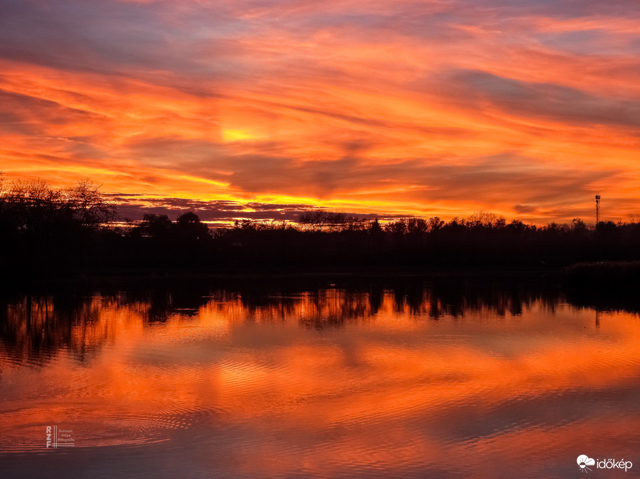 Halloweeni színes naplemente alkalomhoz illően Tiszalökön 