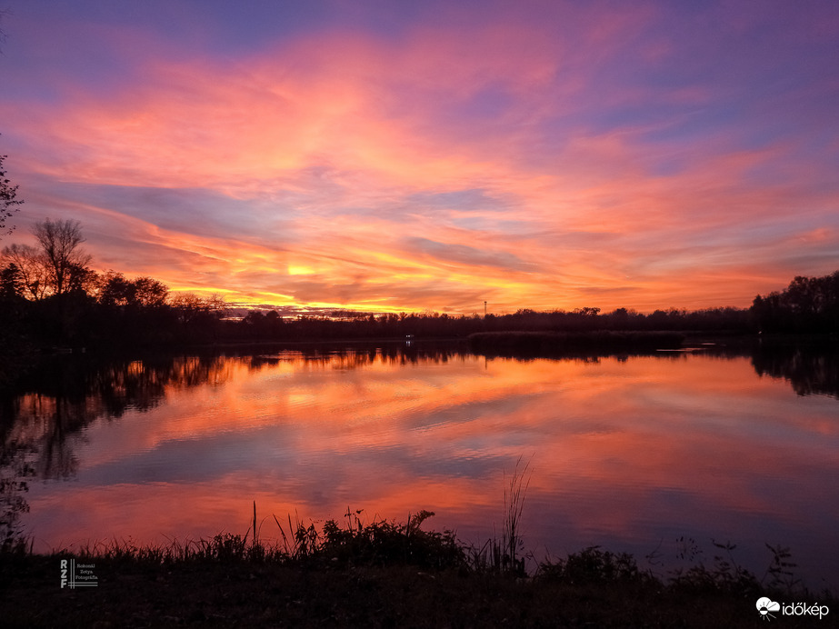 Halloweeni színes naplemente alkalomhoz illően Tiszalökön 