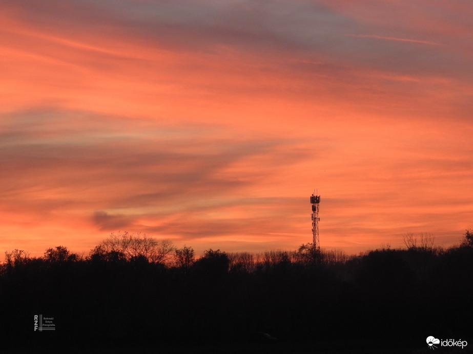 Halloweeni színes naplemente alkalomhoz illően Tiszalökön 