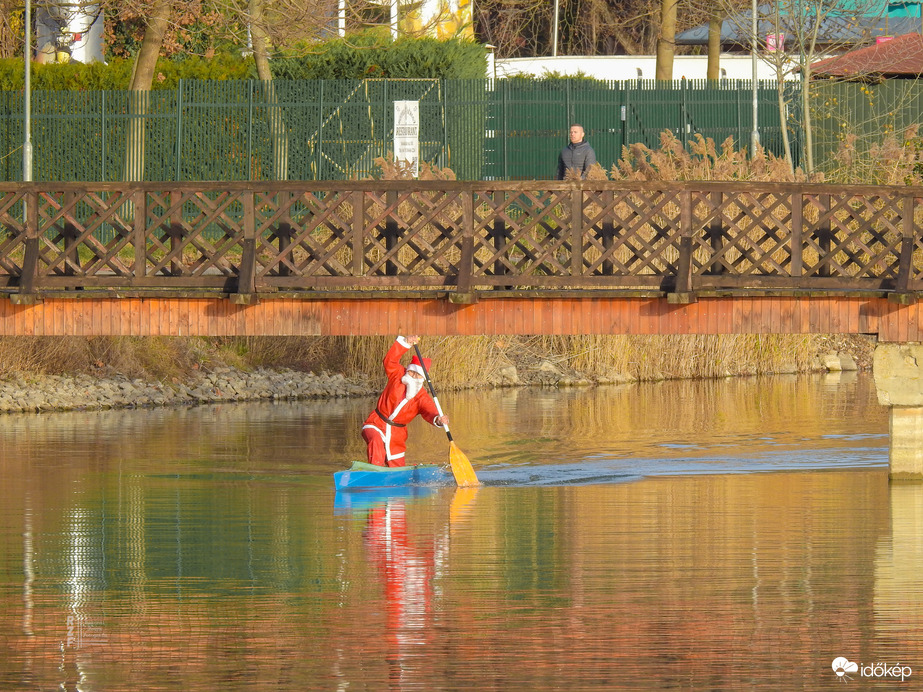 Rénszarvasok szabadságon – Mikulás kenuval szelte a Nyíregyháza Sóstói tavat