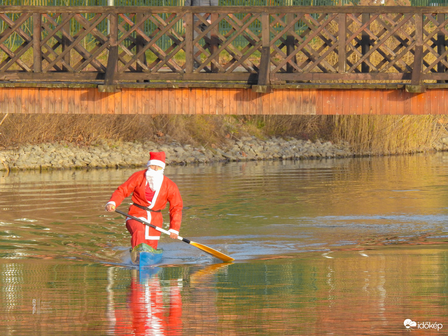Rénszarvasok szabadságon – Mikulás kenuval szelte a Nyíregyháza Sóstói tavat
