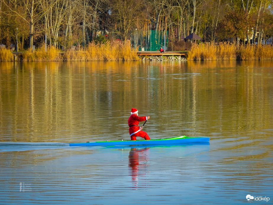 Rénszarvasok szabadságon – Mikulás kenuval szelte a Nyíregyháza Sóstói tavat