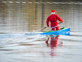 Rénszarvasok szabadságon – Mikulás kenuval szelte a Nyíregyháza Sóstói tavat