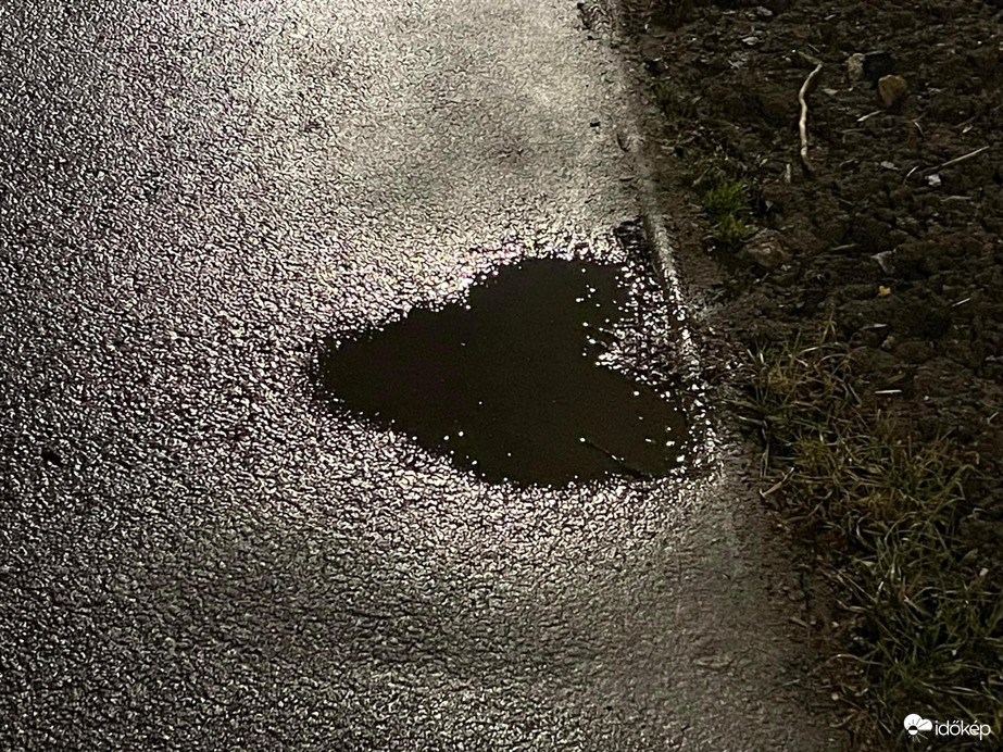 Valentin-napra készül a bicikliút kátyúja is