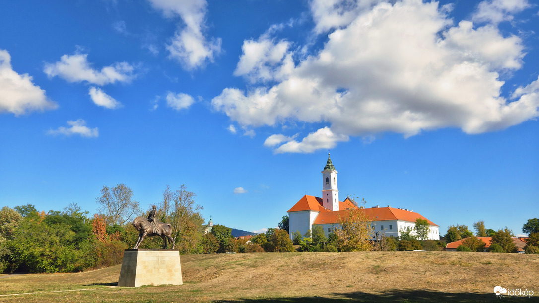 Váci panoráma gomolyfelhőkkel