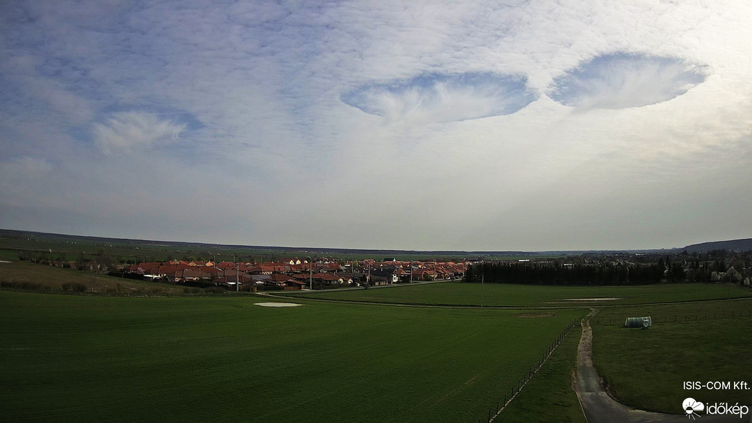 Lyukfelhő nyugaton