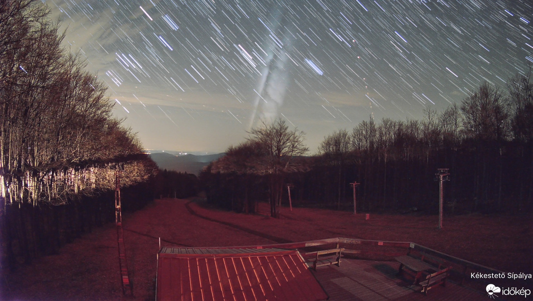 Űrmedúza szelte át a nyugati égboltot