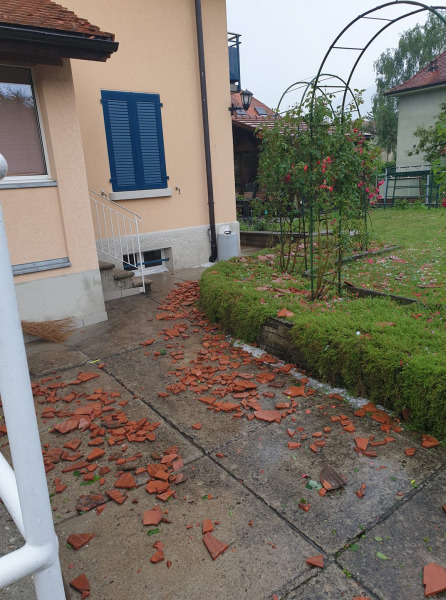 Jég okozta károk Svájcban (Fotó: Chantal Morier / Facebook)