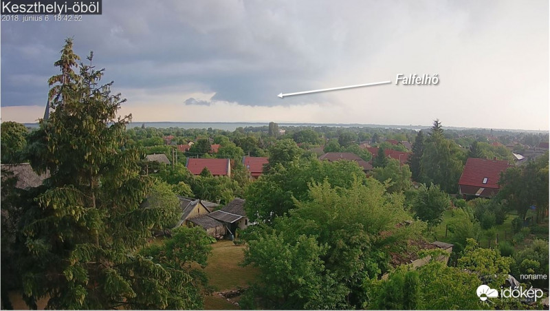 Falfelhő