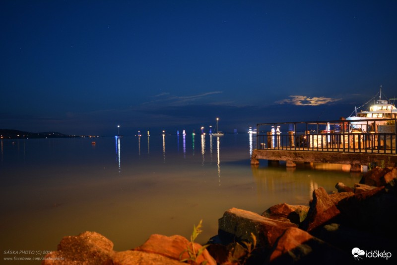 Este a badacsonyi kikötőben