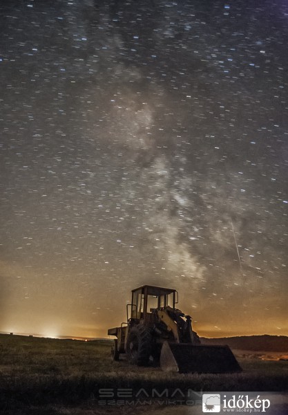 Perseida a kép jobb oldalán
