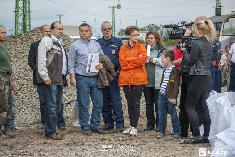 Orbán Viktor is megtekintette a komáromi védekezést