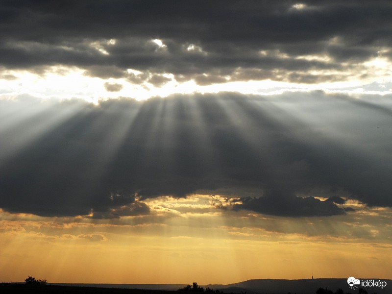 Nagytarcsa-Tyndall-sugarak ma du.