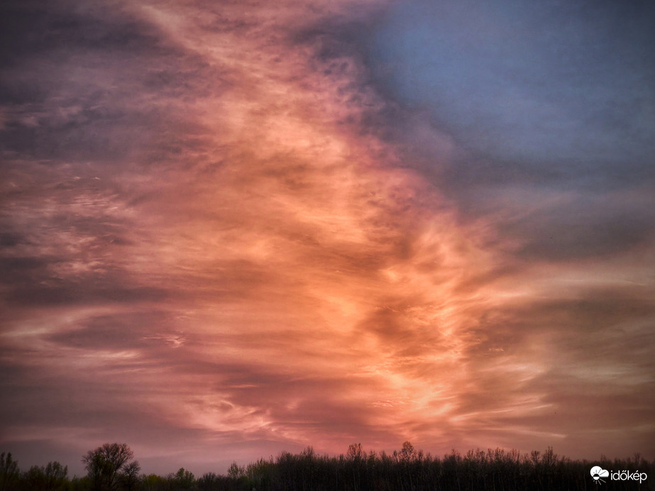 Lángra kapott naplementi pillanat