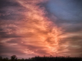 Lángra kapott naplementi pillanat