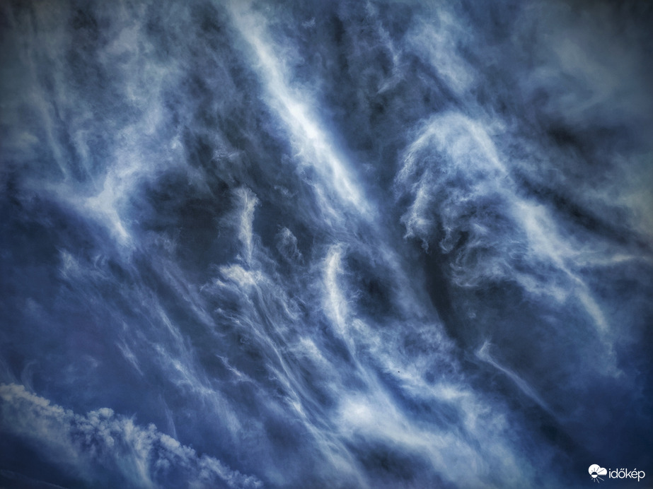 A gomolyok eltávoztak, maradtak a fátylak