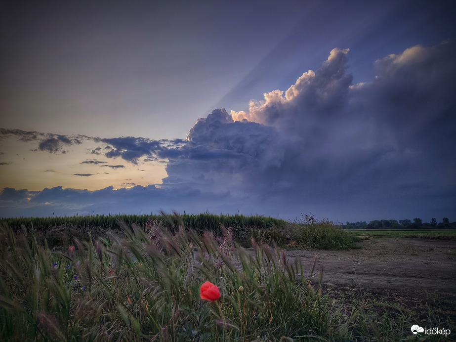 Tájkép szupercellával