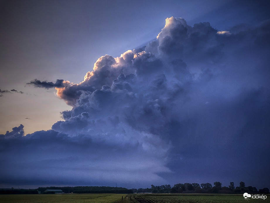 Naplementi forgó szupercella