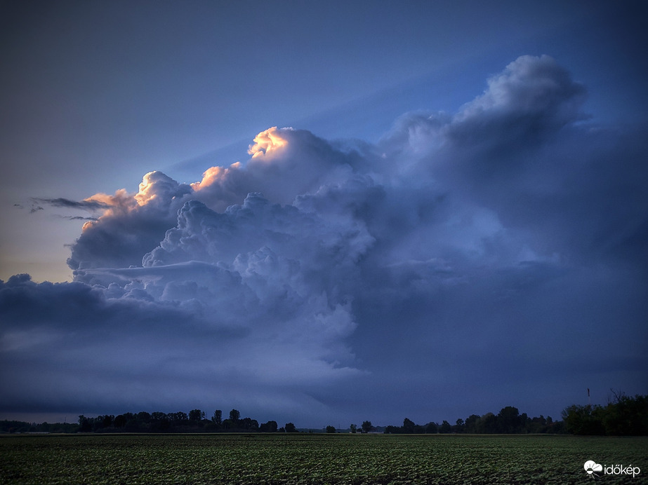 Szupercellát megérintő búcsú napfény