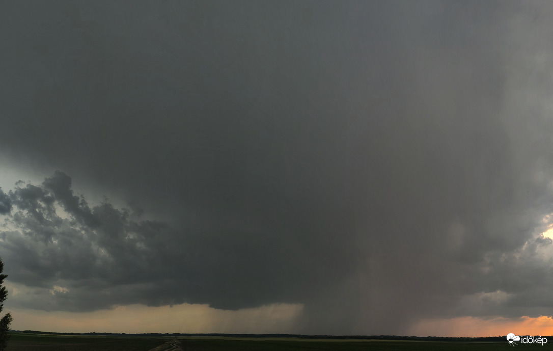 Panoráma a már Ráckevét ostromló szupercelláról