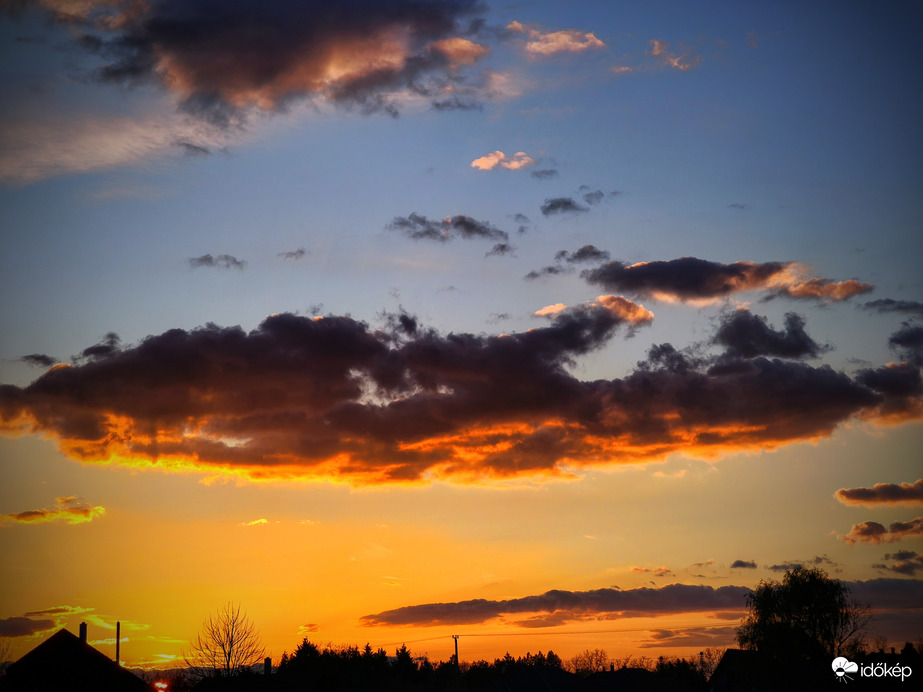 Szélben vonuló naplementi gomolyok