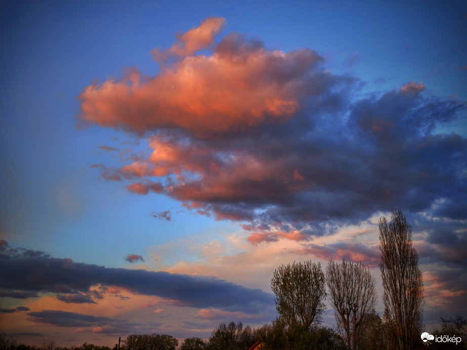 Szeles, naplementi felhők