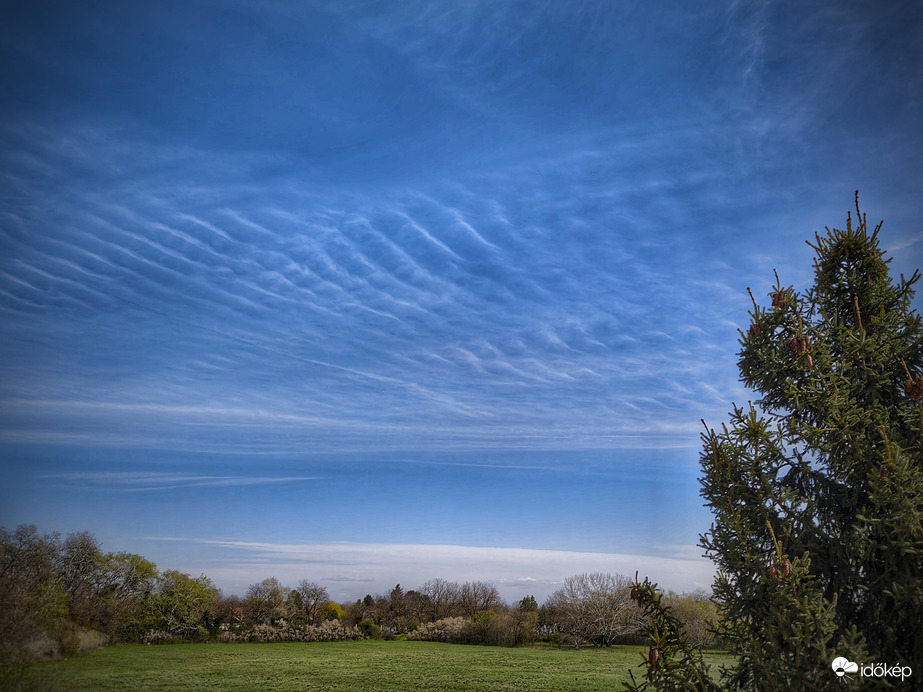 Behullámzó felhőzet a szél hatására