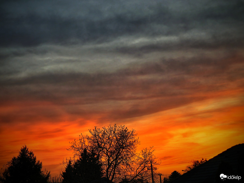 Szaharai porral megspékelt fátylas alkonyat búcsúzása
